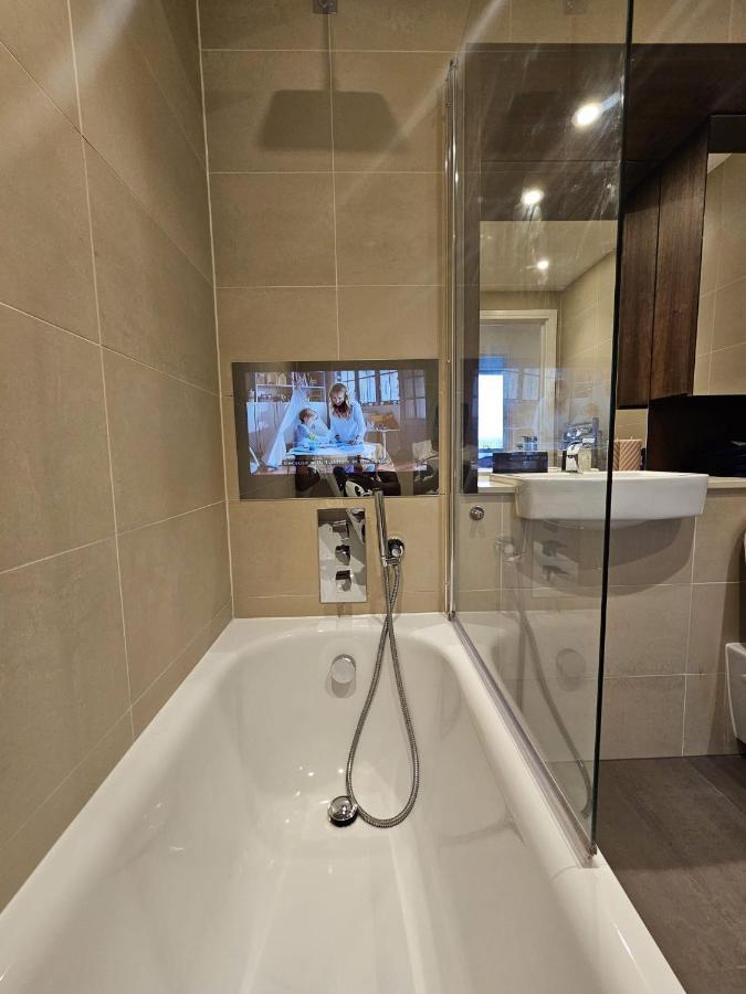 2 Bed Luxurious Apartments Canary Wharf لندن المظهر الخارجي الصورة